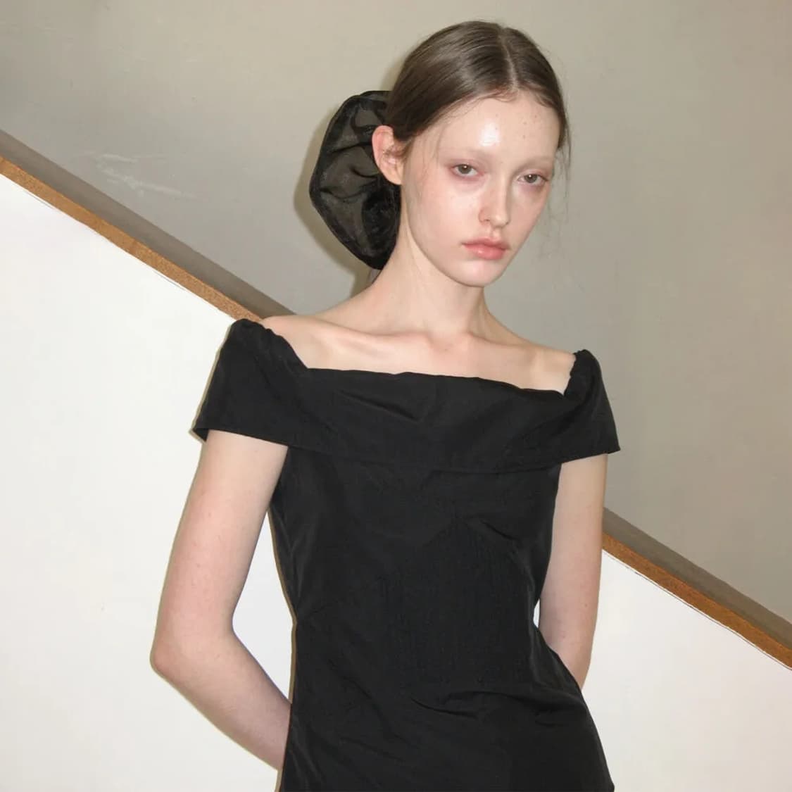 sinoon 시눈 오프숄더 핀턱 블라우스 블랙 상품이미지2