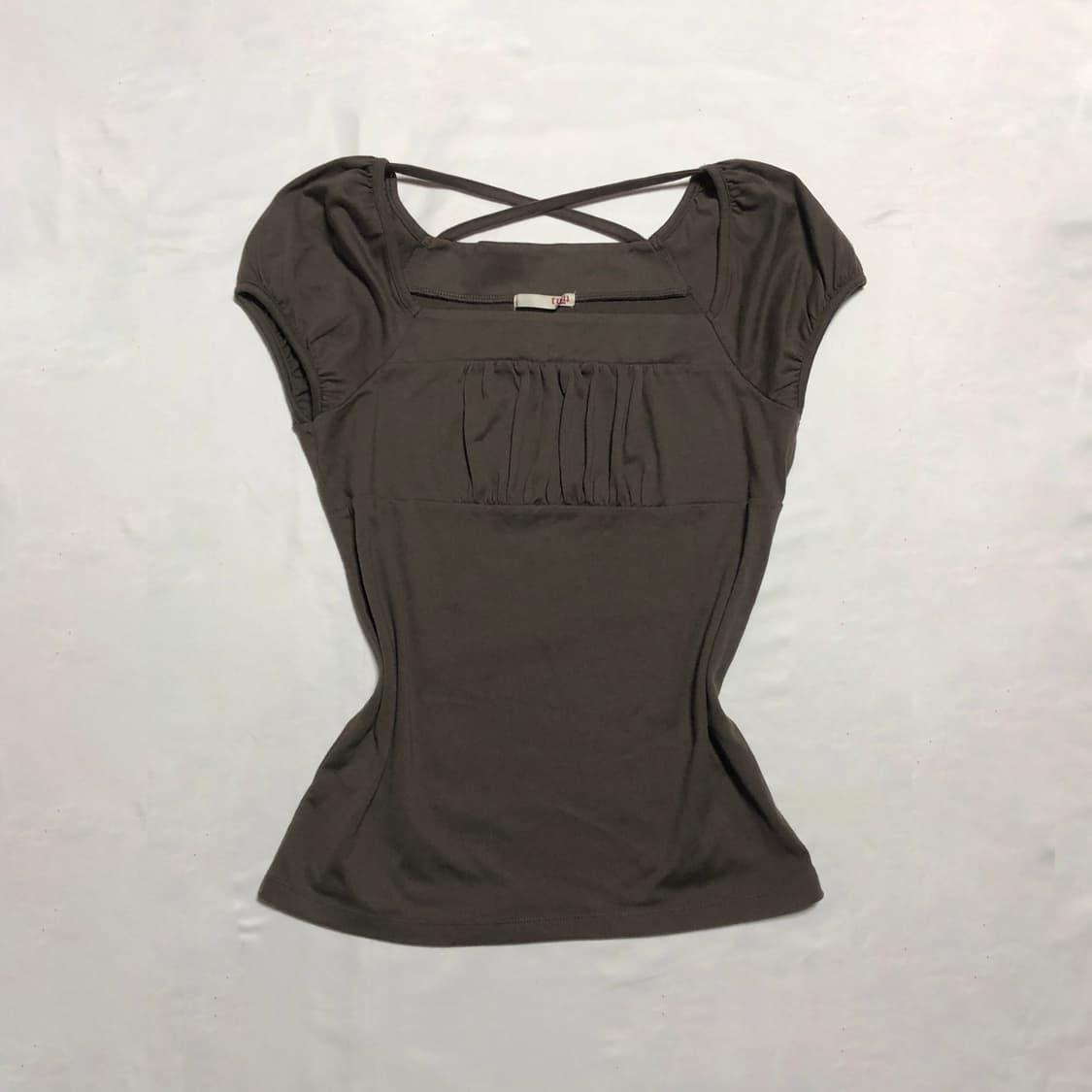 크로스 스트랩 퍼프 슬리브 티셔츠 카키 상품이미지1