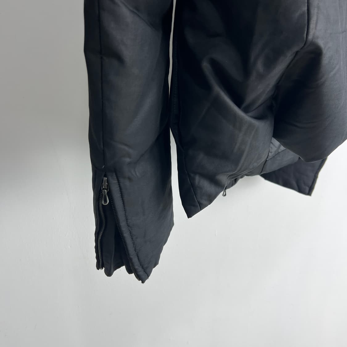 카즈유키 쿠마가이 어태치먼트 사선 집업 다운 자켓 블랙 상품이미지8