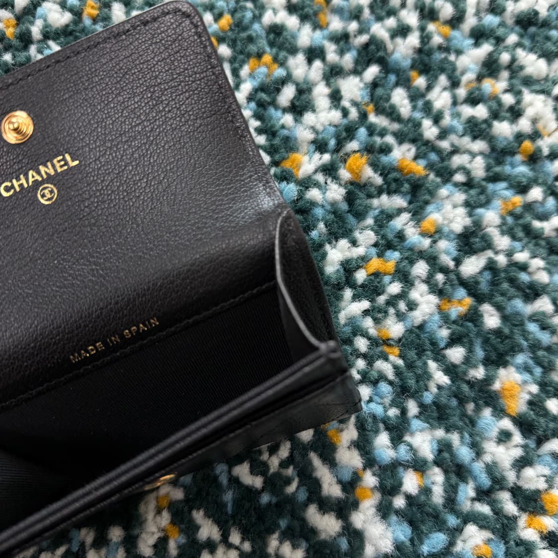 샤넬 로고 지퍼 플랩 카드 지갑 블랙 상품이미지4