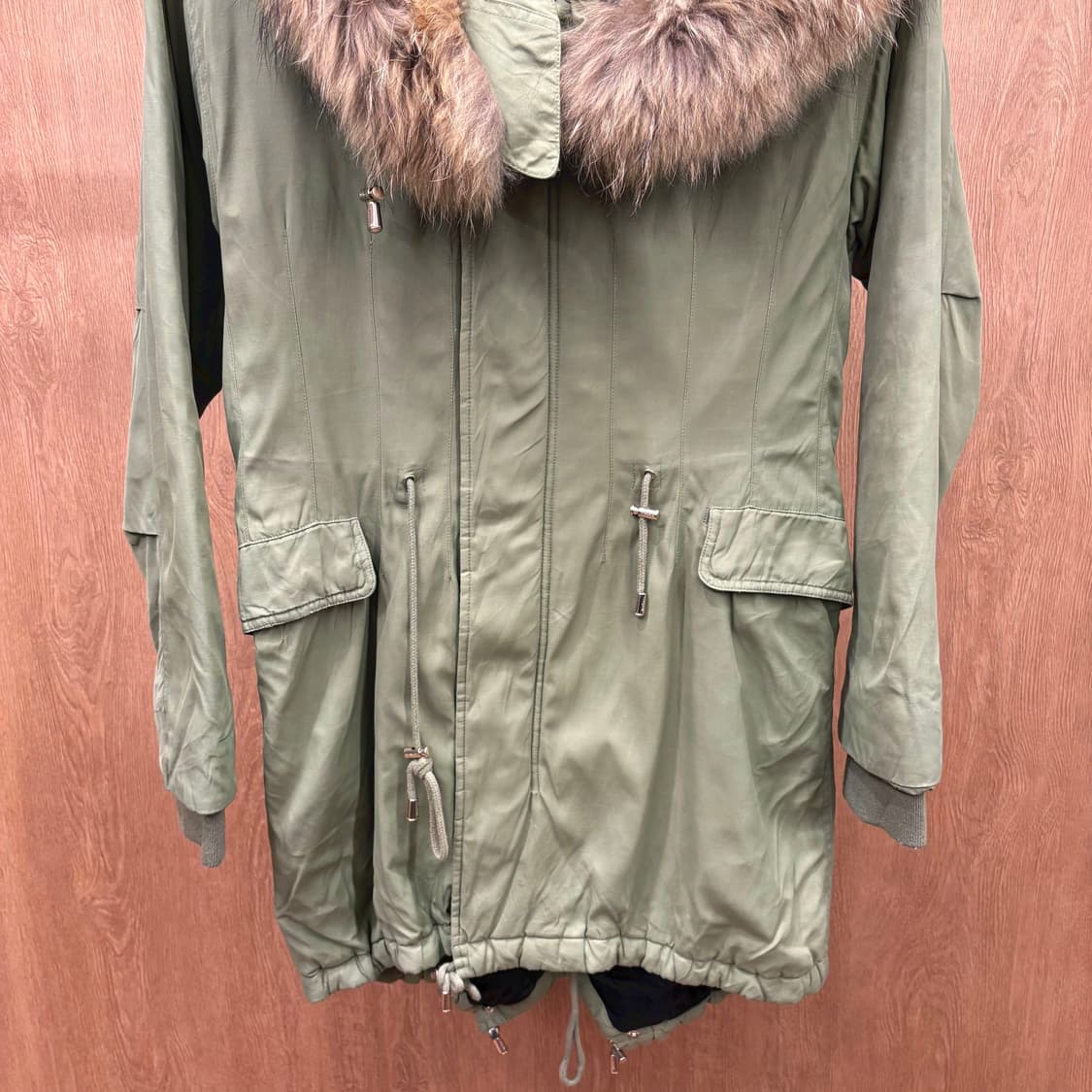 막스앤코 롱 야상 점퍼 퍼 트리밍 후드 드로우 스트링 디테일 카키 상품이미지5