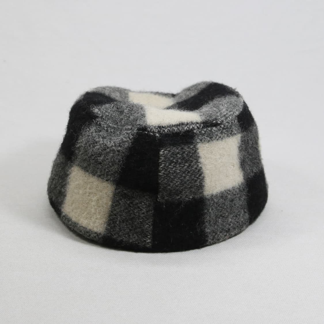 (착용컷) 울 체크 캡 상품이미지3