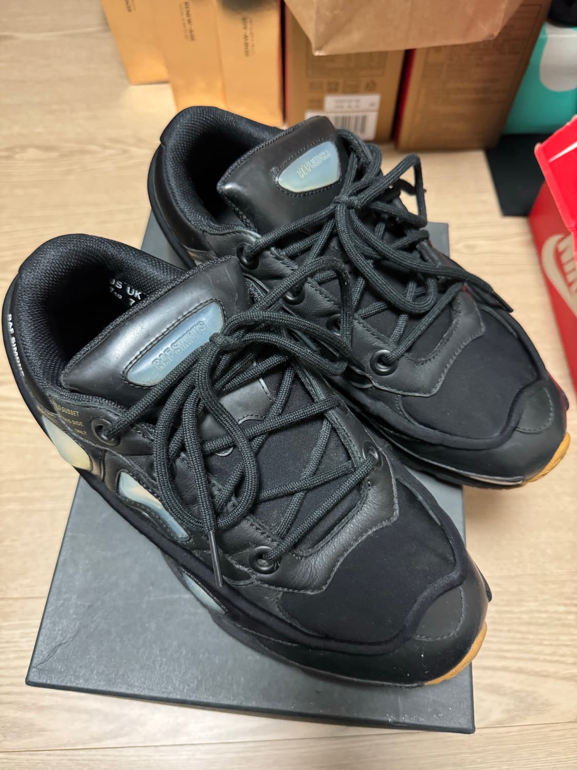 라프시몬스 아디다스 오즈위고 250 팝니다. 상품이미지1