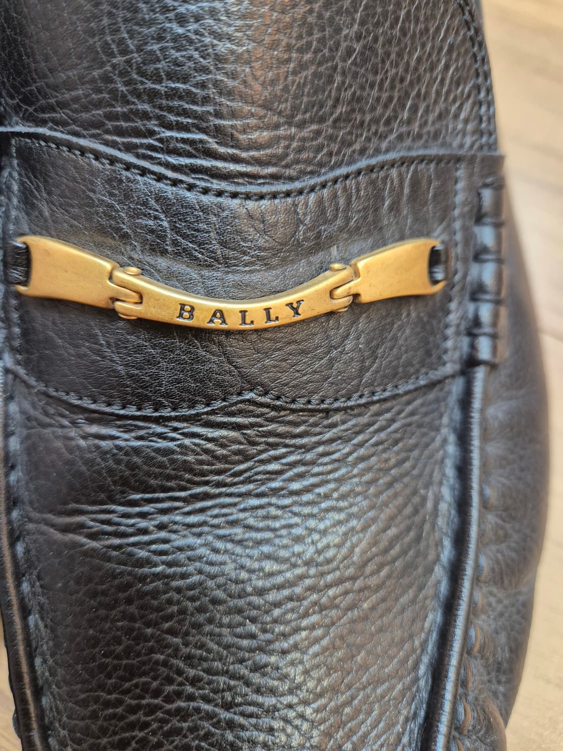 Bally 남성 로퍼 판매합니다. 블랙 색상의 가죽 로퍼라 고급스럽고,  상품이미지2