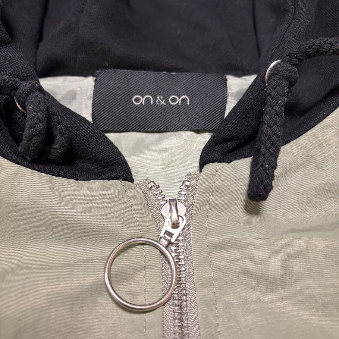 W)on&on 백로고 카키 숏 오버핏 항공점퍼 상품이미지4