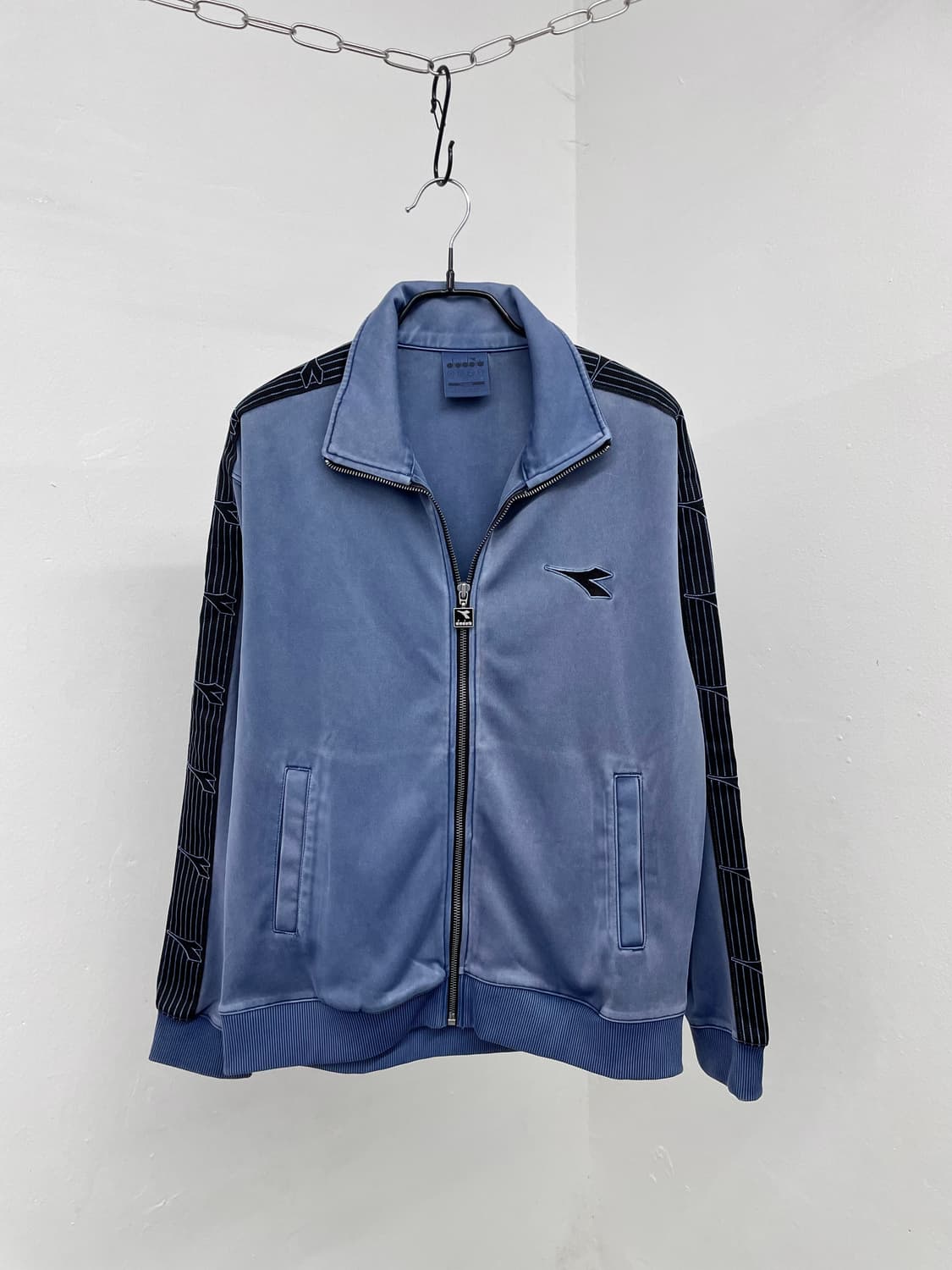 디아도라 사이드 로고 트랙집업 상품이미지2