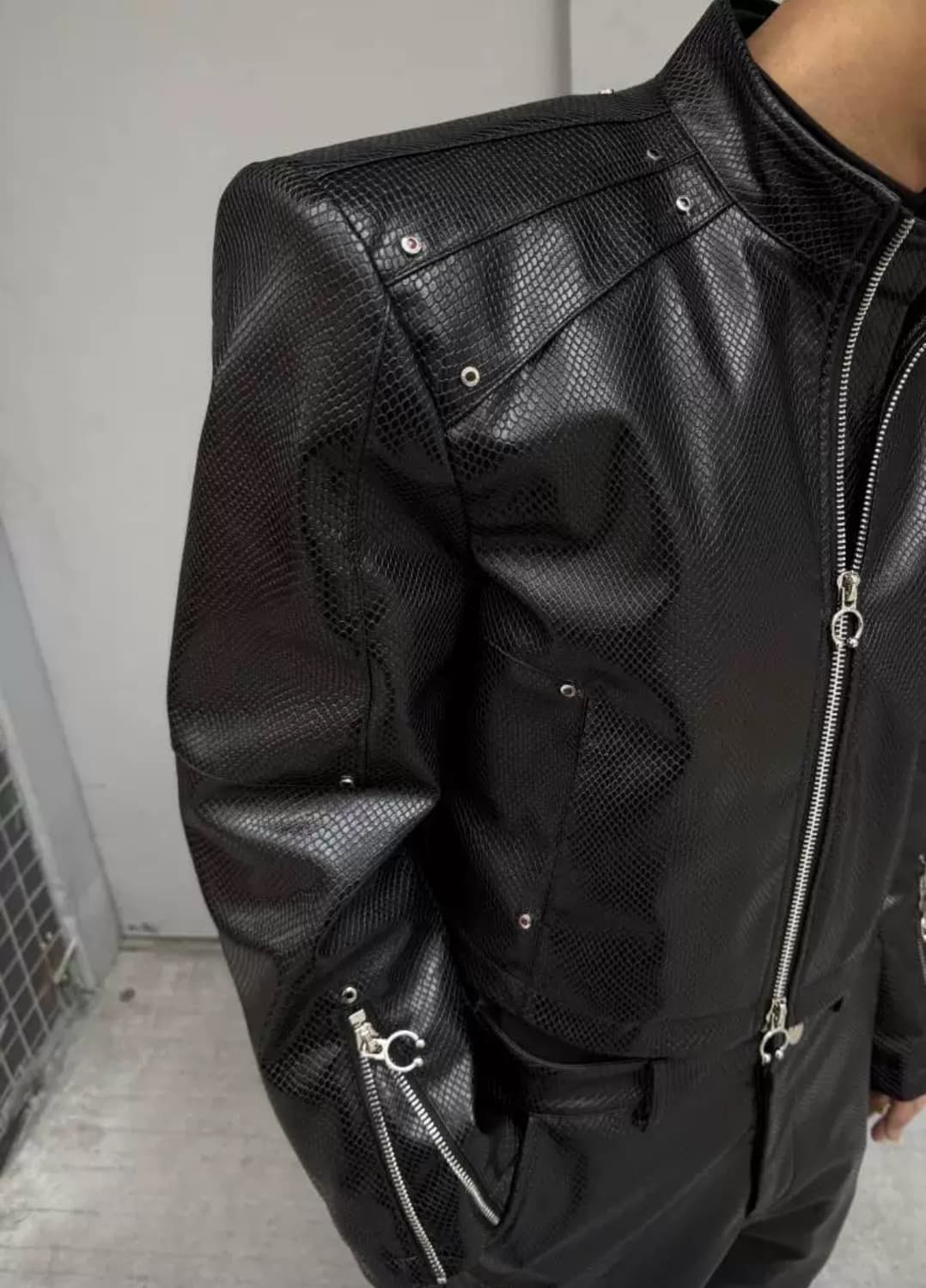 파워숄더 지퍼 디테일 레더 봄버 자켓 상품이미지3