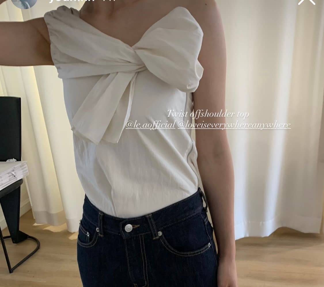 TWIST ONE OFF SHOULDER TOP Lea 르에 상품이미지3