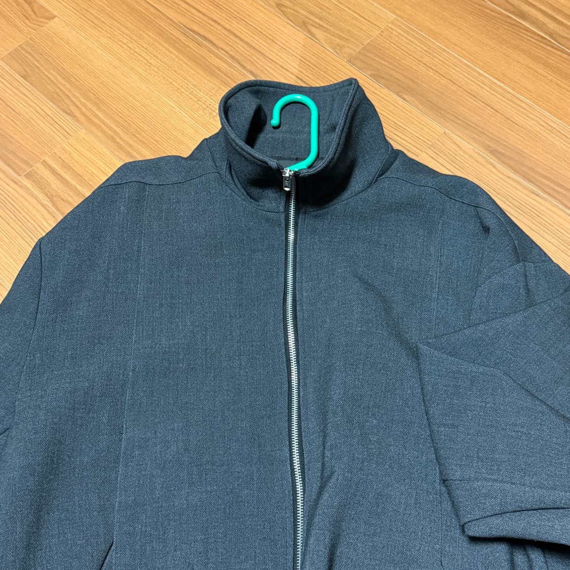 르마드(LEMARD) 그레이 하이넥 솔리드 자켓 상품이미지2