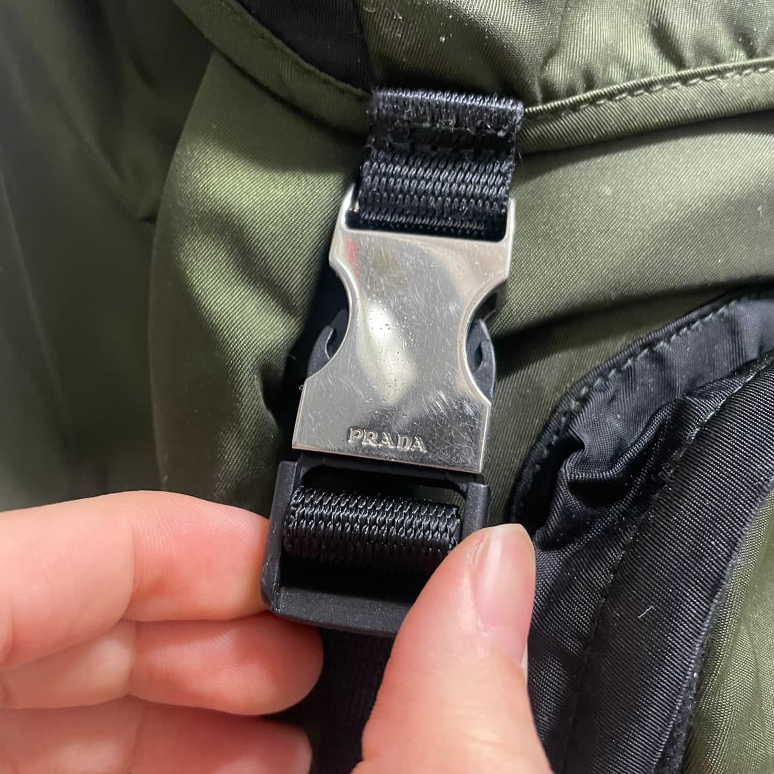 프라다 포코노 나일론 삼각 로고 올리브 그린 백팩 가방 kenijima 상품이미지3