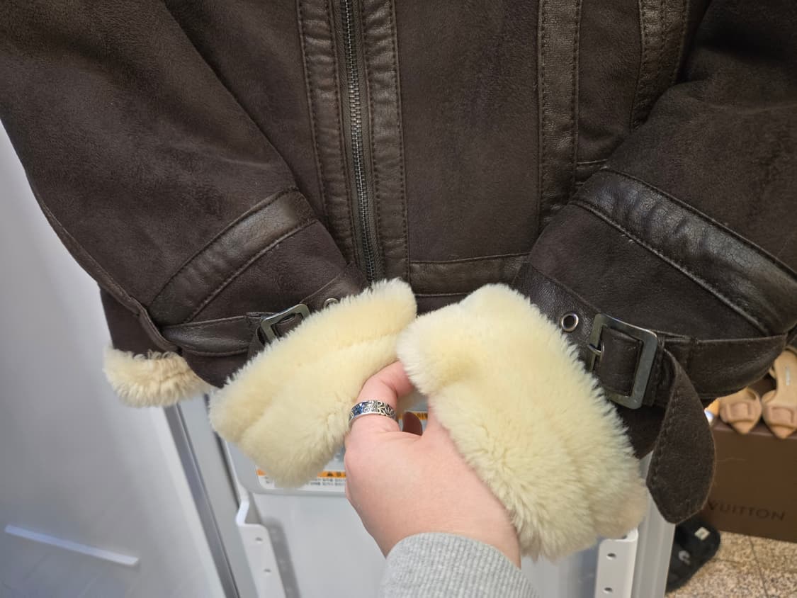 아르마니 진스(AJ) 여성용 페이크퍼 무스탕 상품이미지5