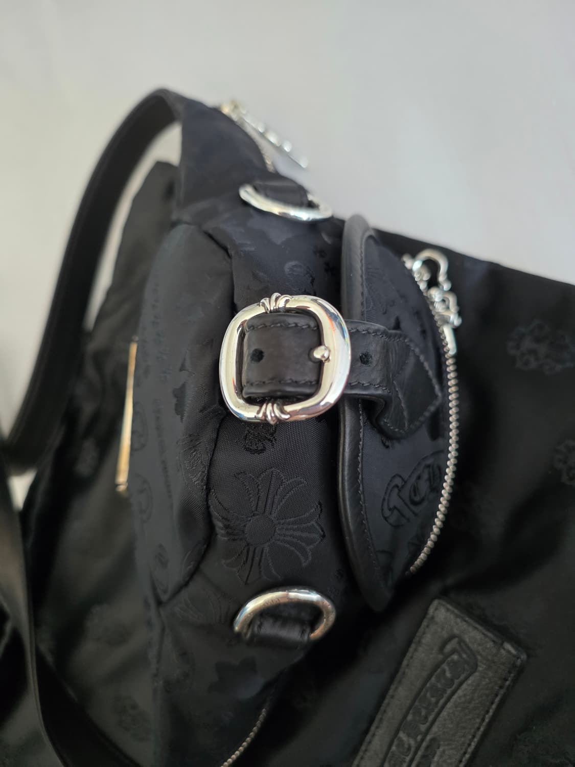 [FREE] 크롬하츠 미니 스냇팩 멀티모티프 나일론 블랙 힙색 슬링백 상품이미지8