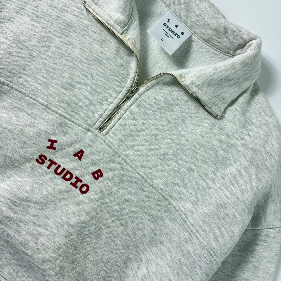 IAB studio  아이앱 스펠아웃 그레이 반집업 맨투맨 상품이미지6