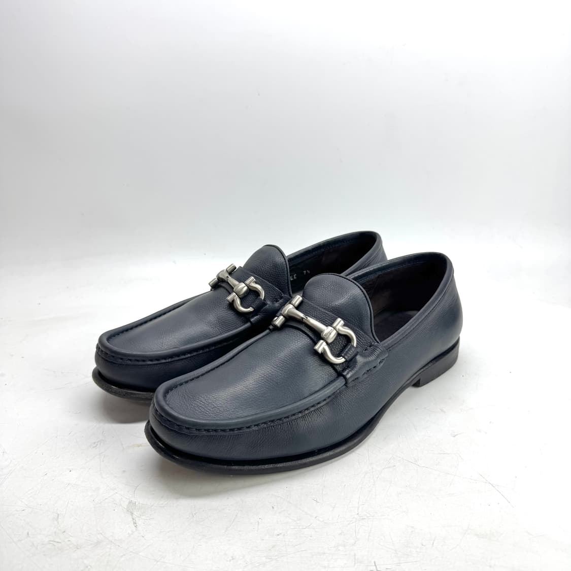 255) 페라가모 간치니 레더 로퍼 (다크네이비) 상품이미지3