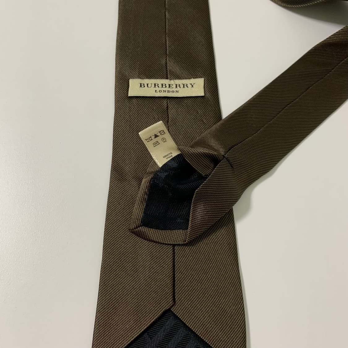 버버리(BURBERRY) 신형라벨 브라운단색 솔리드넥타이 명품 이태리실크 상품이미지7