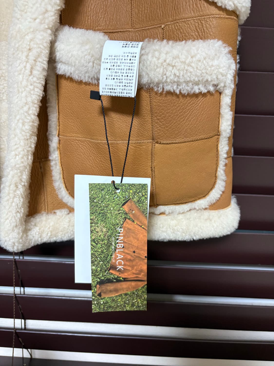 핀블랙 업사이클링 패치워크 리얼 무스탕 베스트 상품이미지6