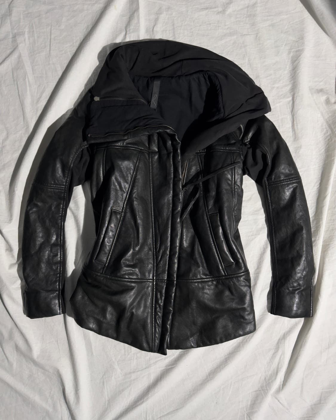 일라리아 니스트리 하이넥 드레이프 레더자켓 상품이미지1