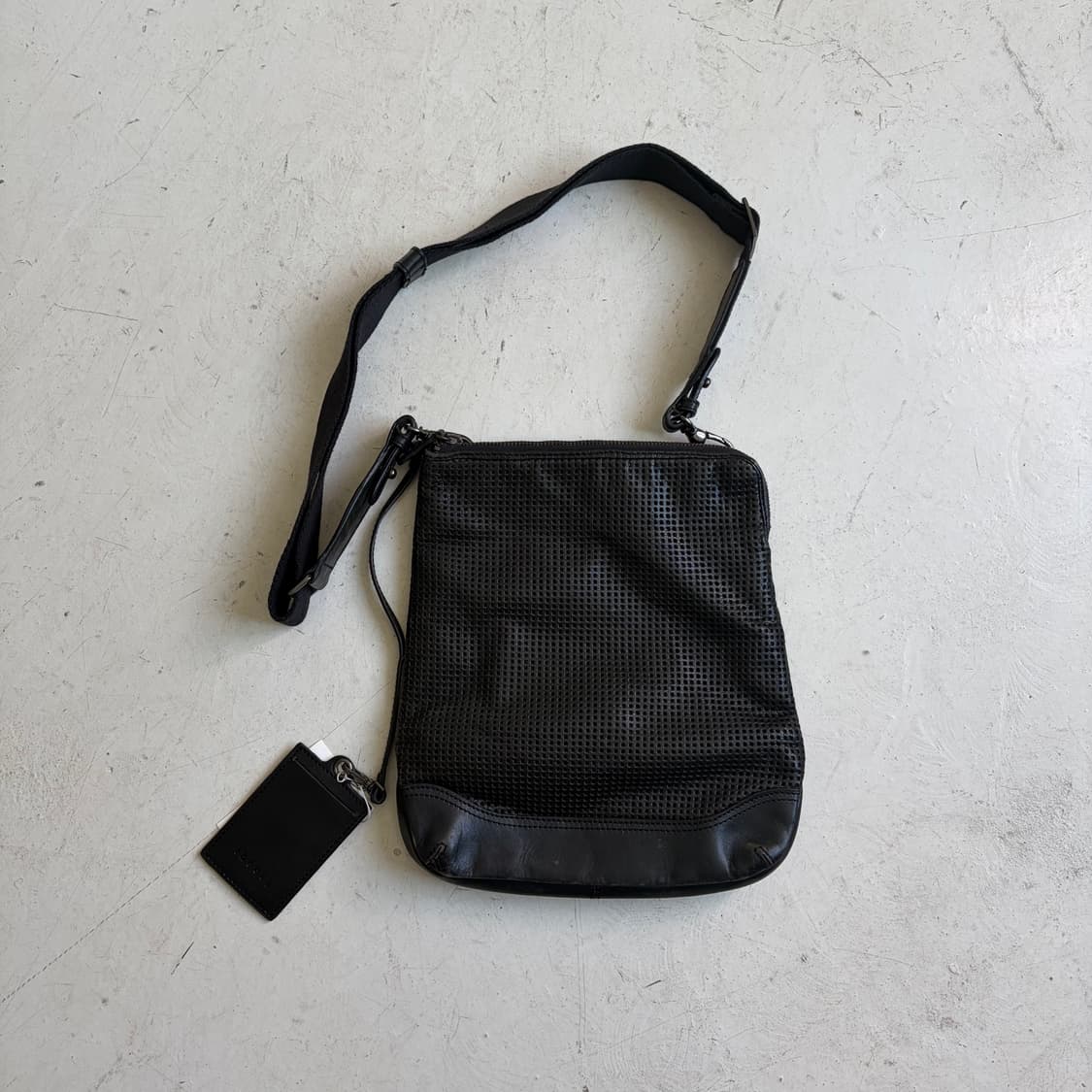 띠어리 빈티지 펀칭 가죽 크로스백 OS 상품이미지1