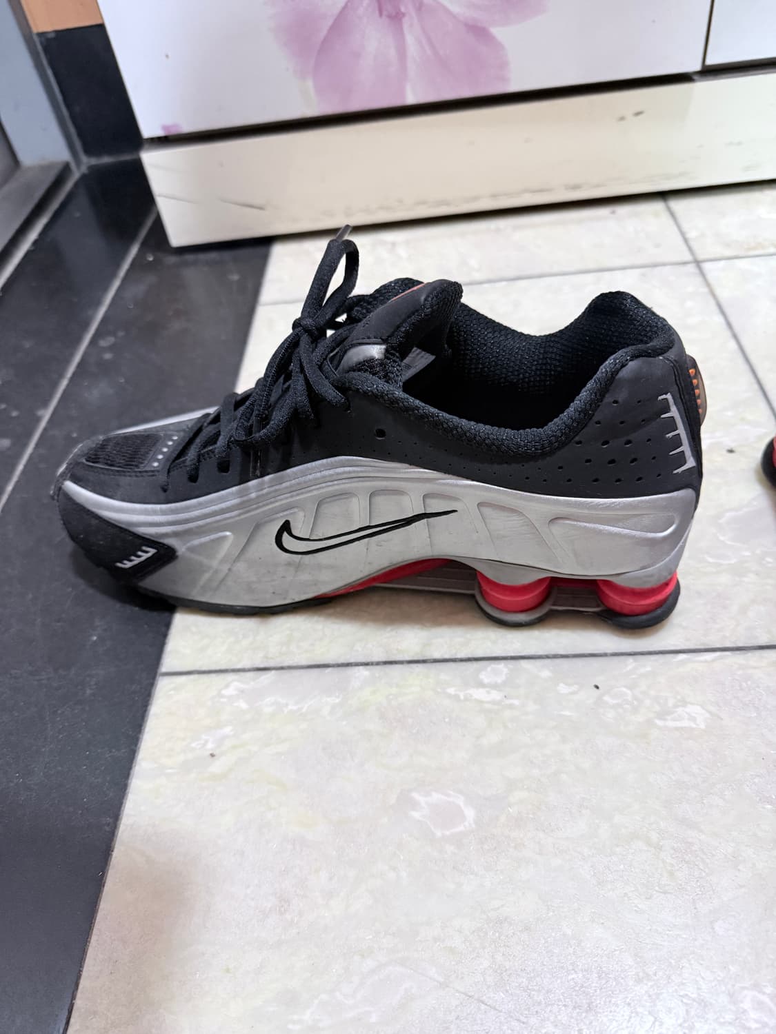나이키 샥스 R4 메탈릭 실버 레드 상품이미지4