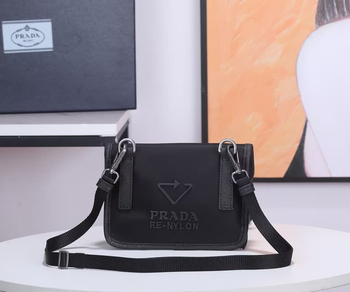 프라다 리나일론 앤 사피아노 레더 스마트폰 케이스 블랙 상품이미지1