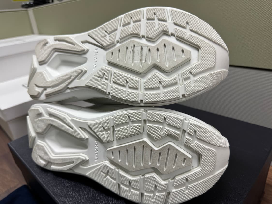 [UK 8] 프라다 브러시드 레더 패널 청키 스니커즈 화이트 상품이미지8