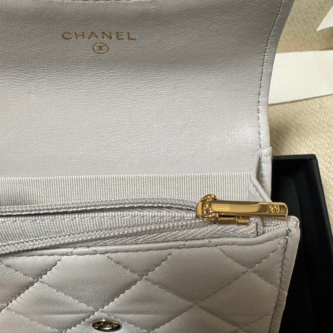 샤넬 클래식 똑딱이 카드지갑 그레이 새제품 내부지퍼o 상품이미지5