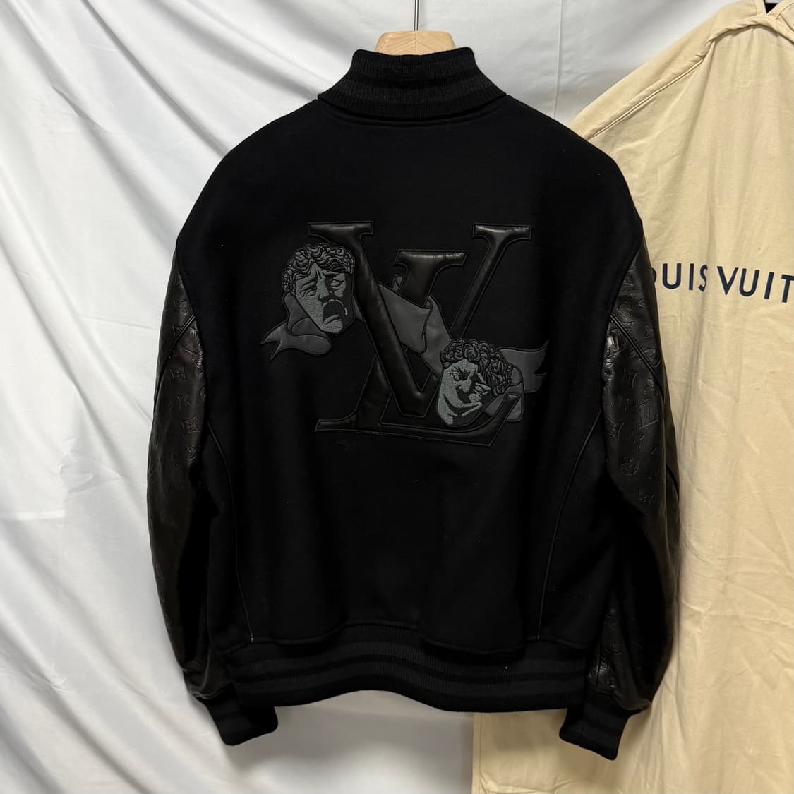 [미사용/50] 루이비통 엠보스 모노그램 레더 바시티 블루종 자켓 상품이미지4