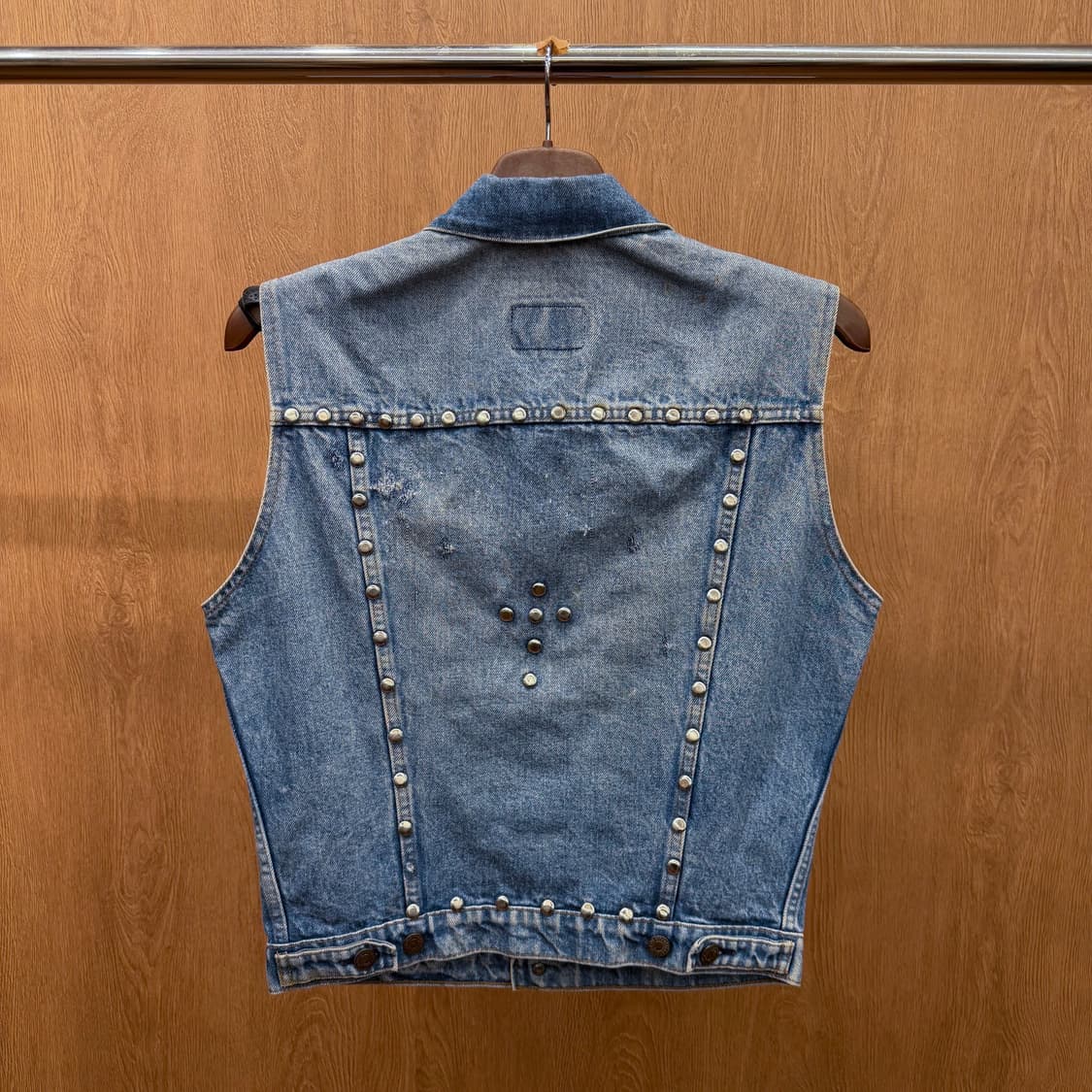 리바이스 클래식 데님 슬리브리스 베스트 메탈 스터드 워싱 디테일 중청 상품이미지3