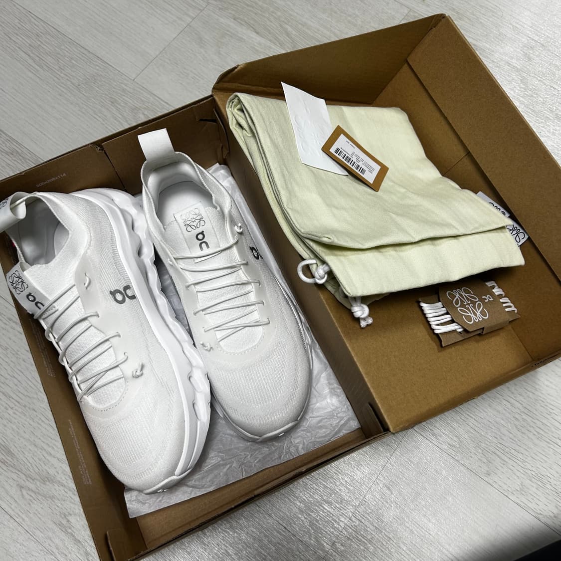 온 러닝 x 로에베 / 클라우드틸트 운동화 / 화이트 / 사이즈 37 상품이미지1