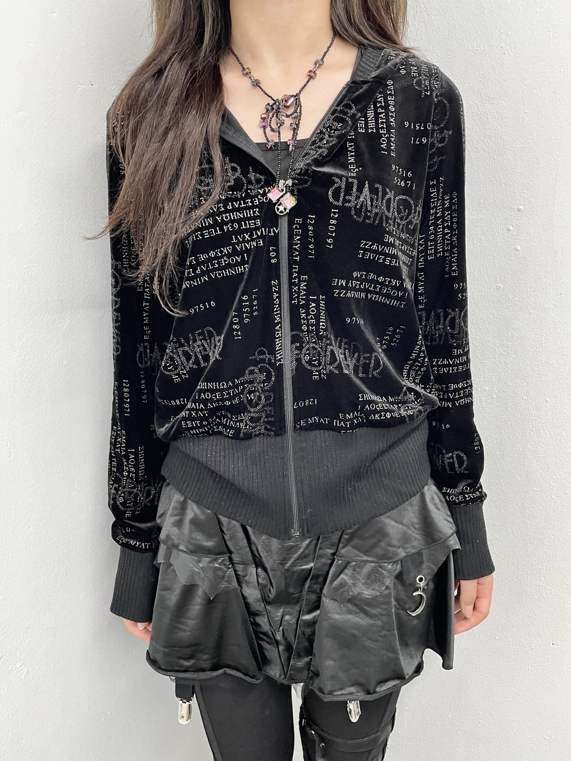펑크 블랙 벨벳 레터링 집업 상품이미지1