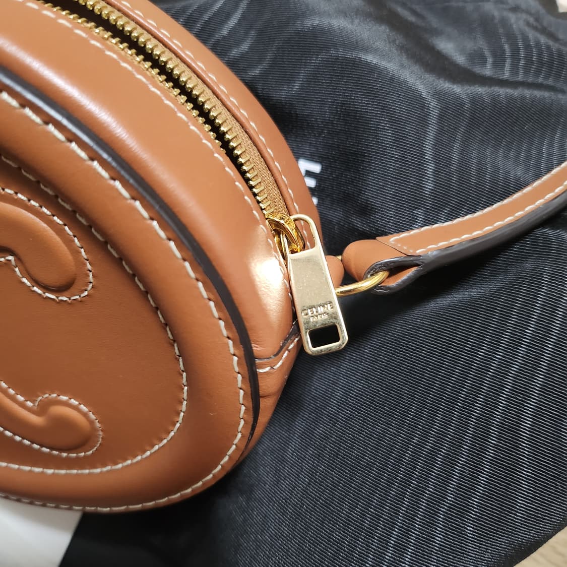 셀린느 트리오페 오벌 펄스 크로스백 탄 상품이미지4