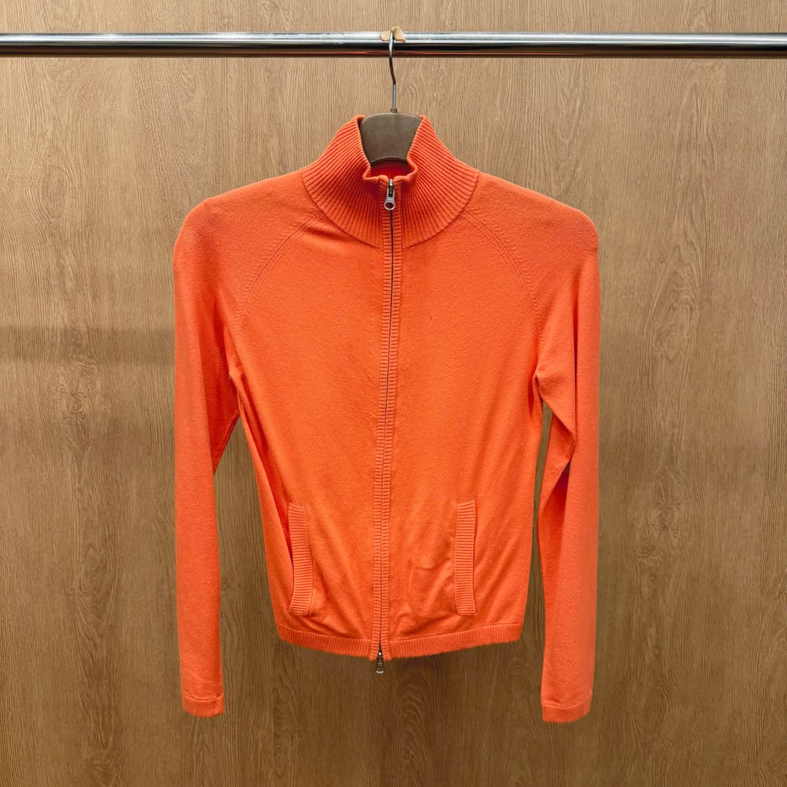 띠어리 하이넥 긴팔 니트 집업 무지 립 넥 디테일 레귤러핏 오렌지 상품이미지2