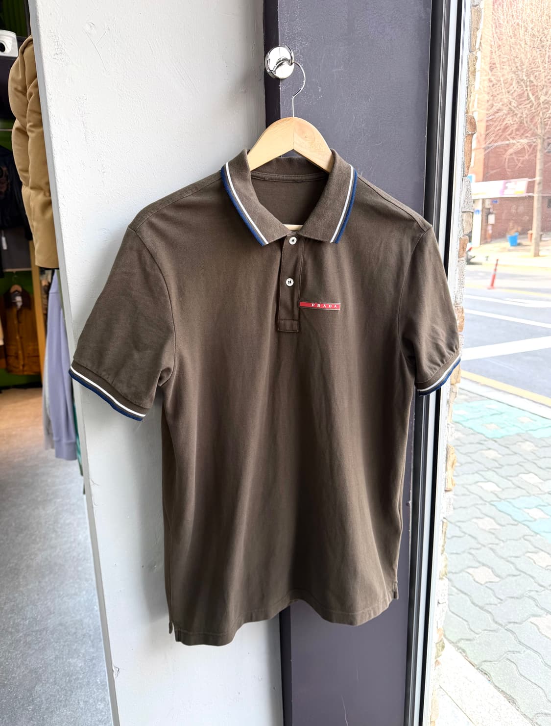 100/ 프라다 레드탭 로고 PK 반팔 상품이미지2