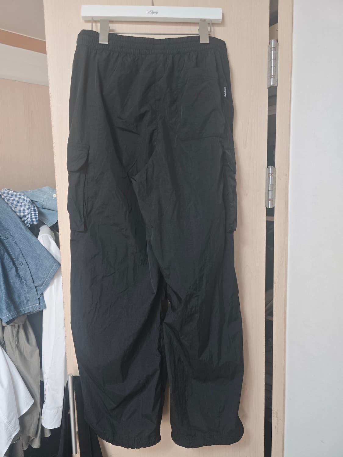 25ss 코드그라피 쿨 나일론 카고 파라슈트 팬츠

블랙 M 상품이미지3