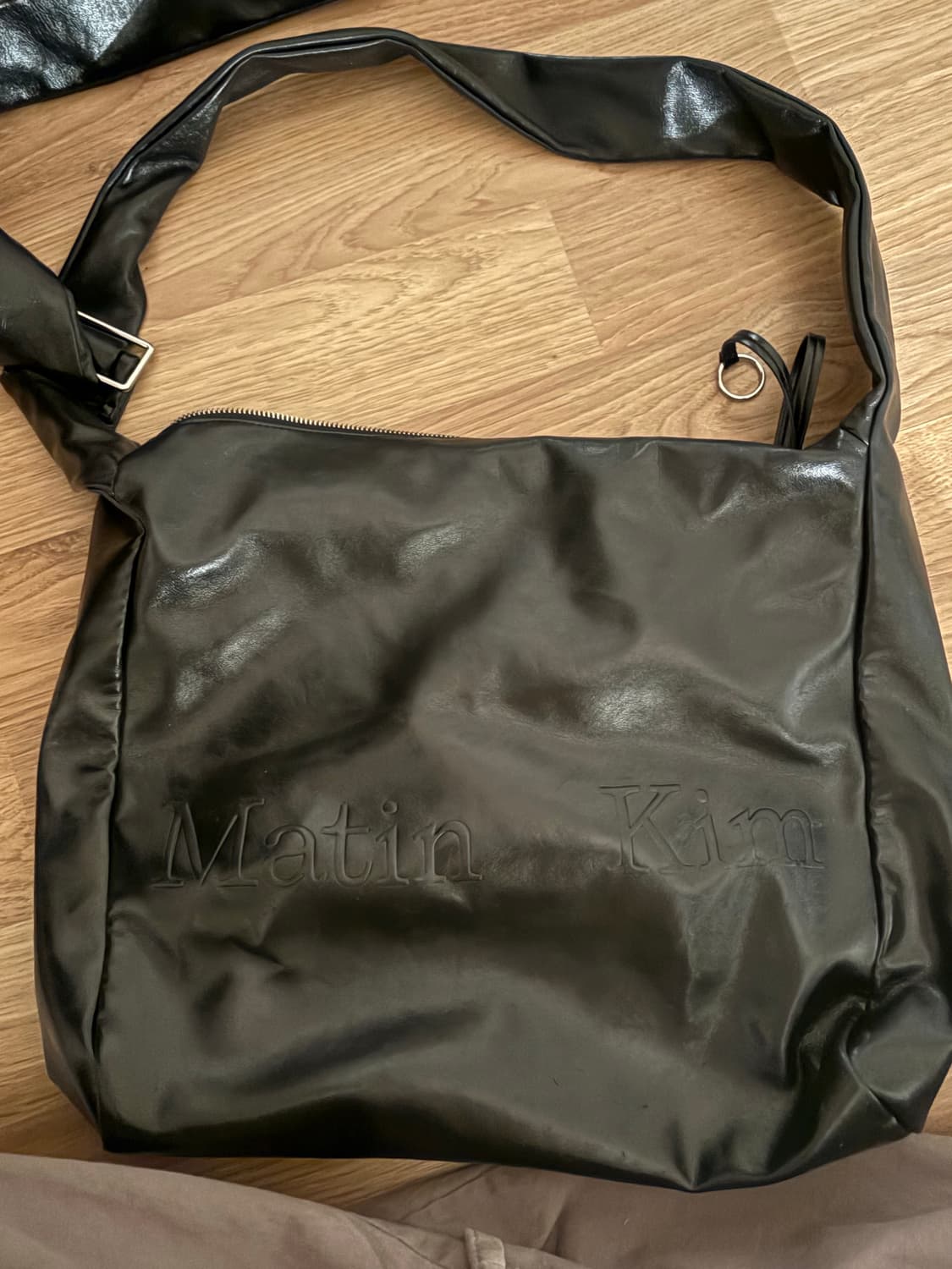 마뗑킴 엠보스드 로고 레더 숄더백 블랙 상품이미지2