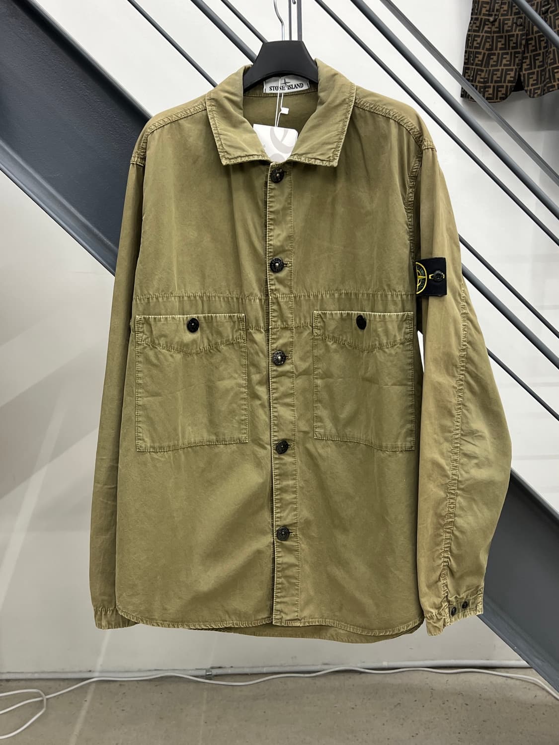 스톤아일랜드 와펜 올드이펙트 올리브 오버 셔츠 상품이미지1