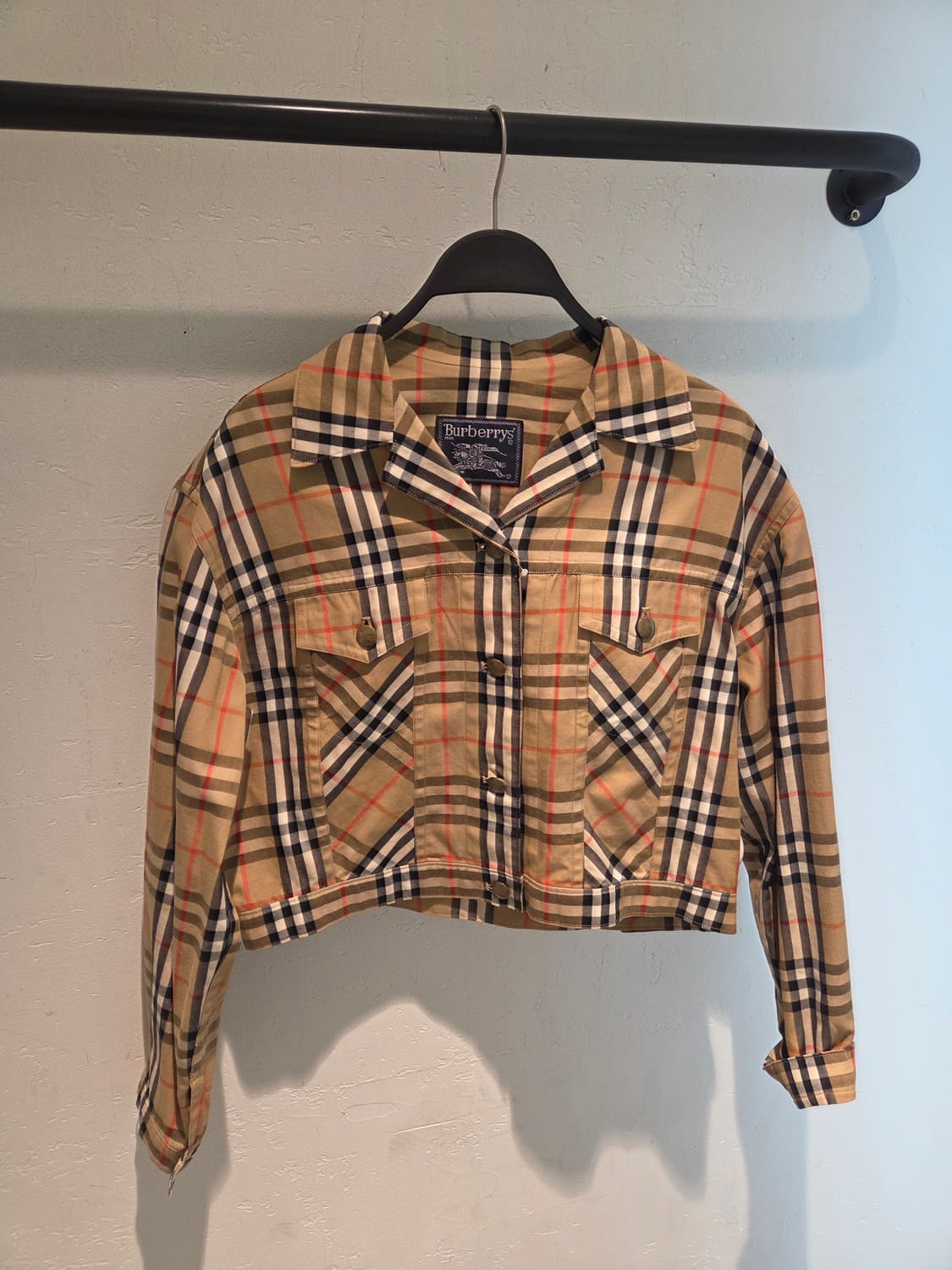 버버리 크롭 자켓 판매합니다 상품이미지1