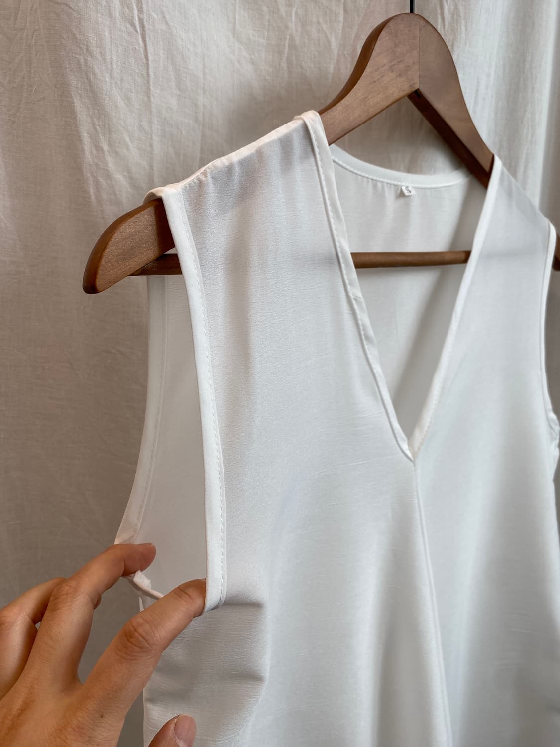 브이넥 화이트 슬리브리스탑(M) 상품이미지6