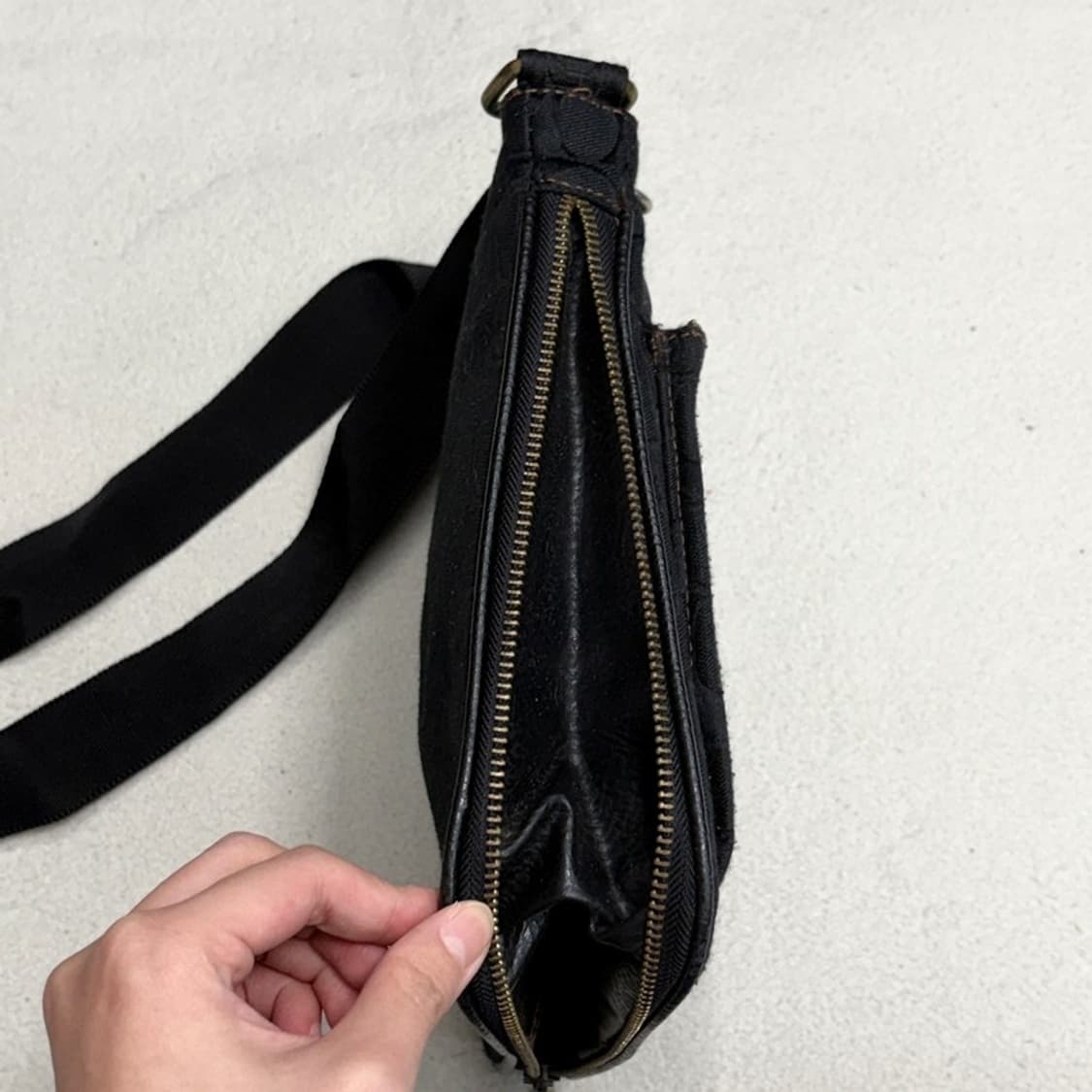 COACH 시그니처 블랙 크로스백 상품이미지5