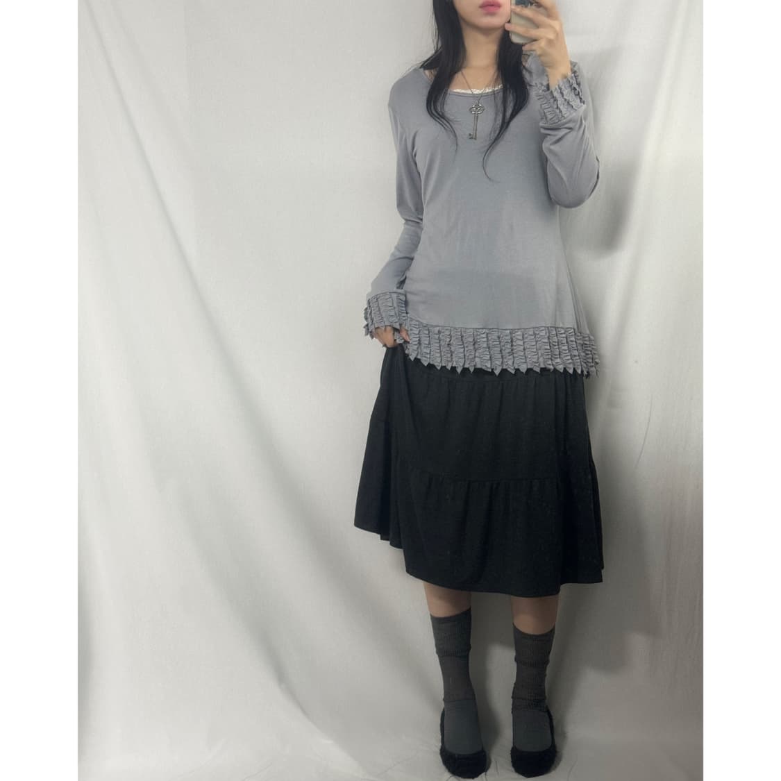 러플 디테일 소프트 블루 롱 슬리브 탑 상품이미지1