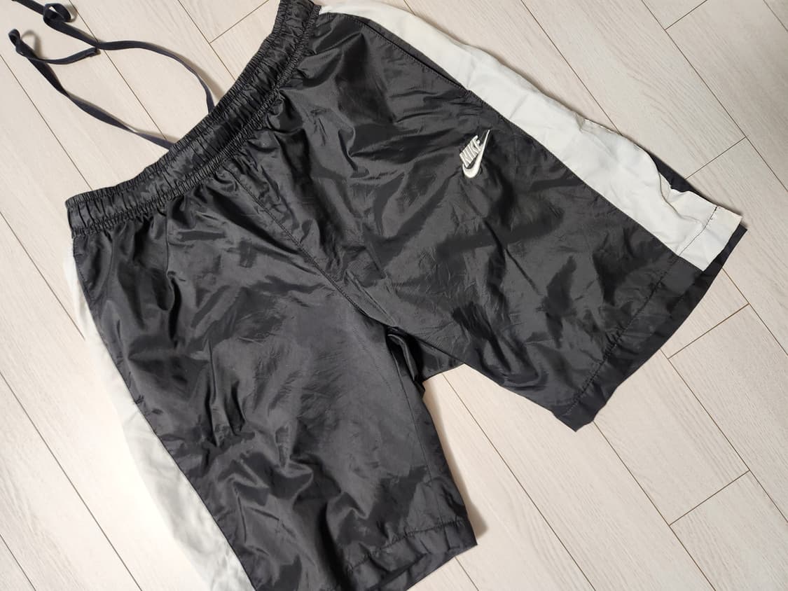 나이키 NSW 우븐 코어 트랙 쇼츠 반바지 사이즈M

오염 하자없이 깨끗 상품이미지2