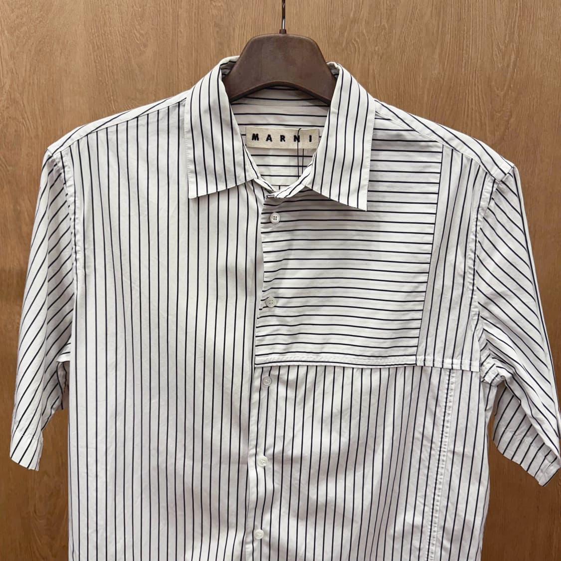 마르니 스트라이프 반팔 셔츠 언발란스 패치 디자인 화이트 블랙 배색 상품이미지4