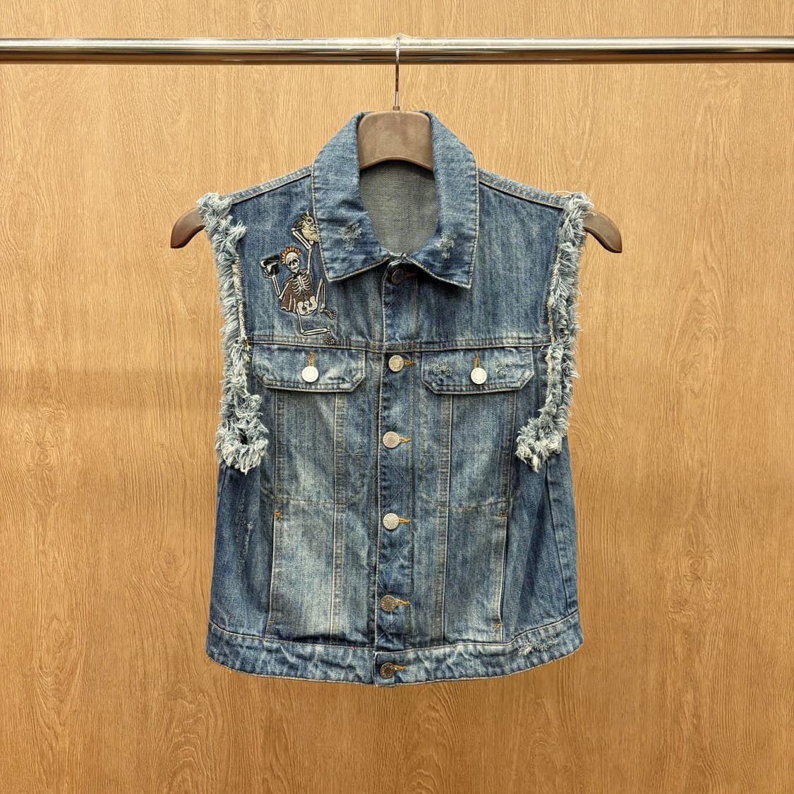 쟈딕 앤 볼테르 데님 베스트 스컬 플라워 자수 가죽 패치 디테일 중청 상품이미지2