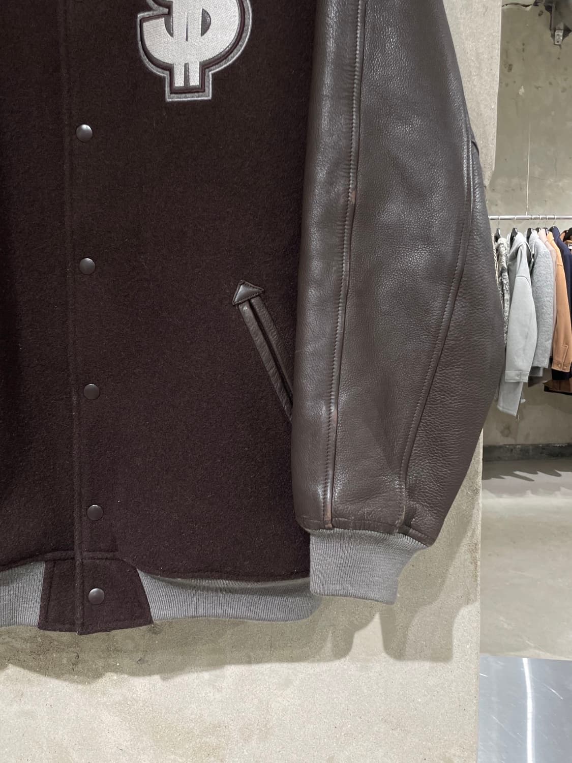 스웨거 다크 브라운 달러 사인 스펠 아웃 바시티 자켓 상품이미지5