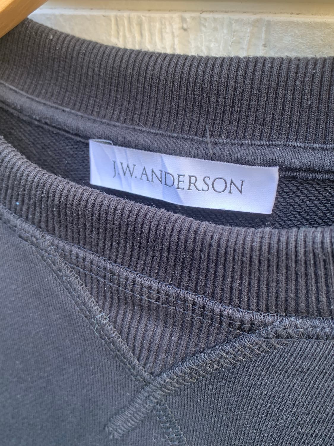 jw앤더슨 세리프 로고 맨투맨 (black) 상품이미지8