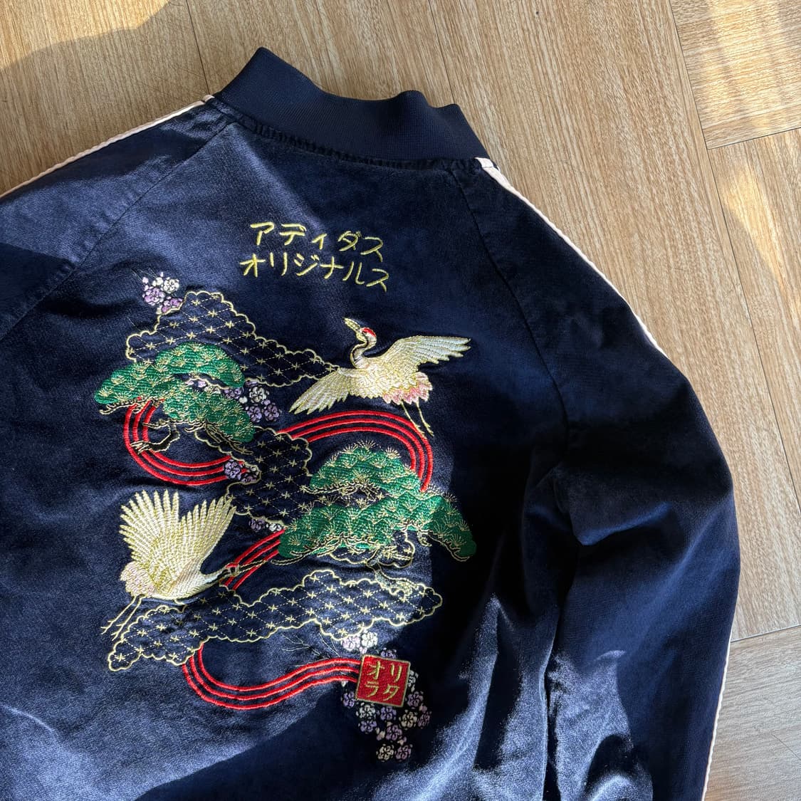 Adidas x Rita Ora 리버시블 벨벳 아시안 수베니어 자켓 상품이미지1