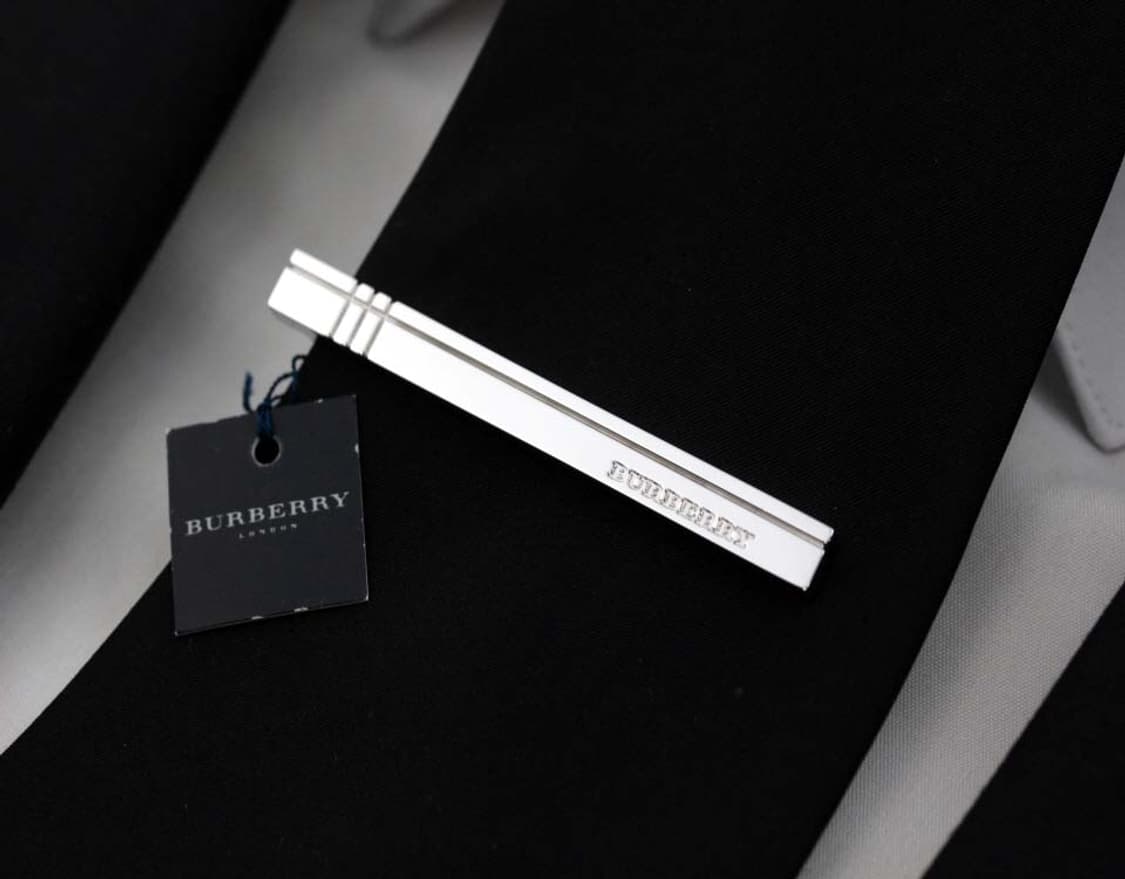버버리 미사용 S등급 6.1cm 신형 유광 남자 명품 넥타이핀 상품이미지7