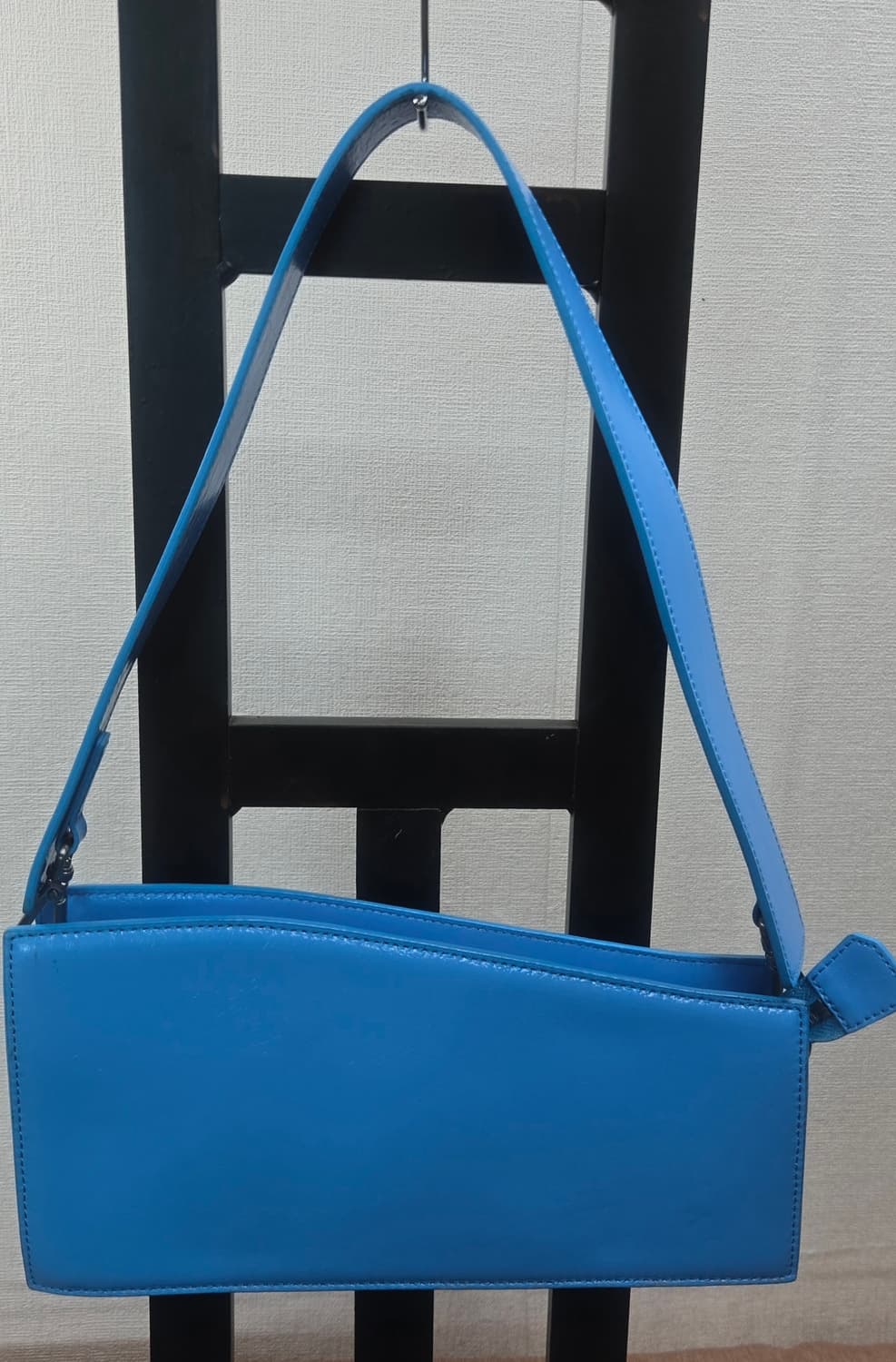유즈(YUSE)의 비비드 블루 레더 크랙 미니 숄더백 상품이미지2
