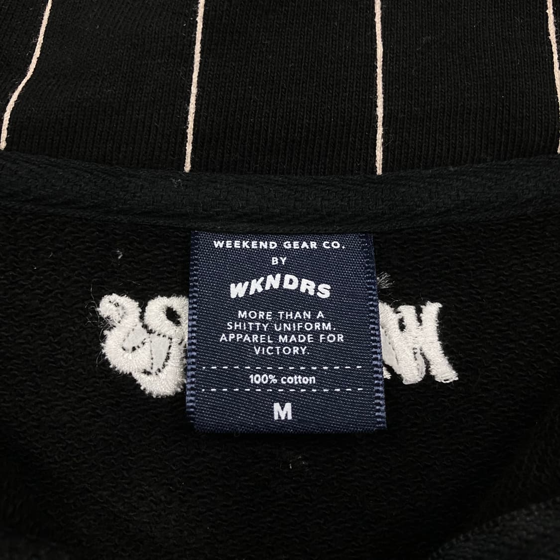 위캔더스 스몰 로고 스트라이프 하프 집업 블랙 맨투맨 상품이미지3