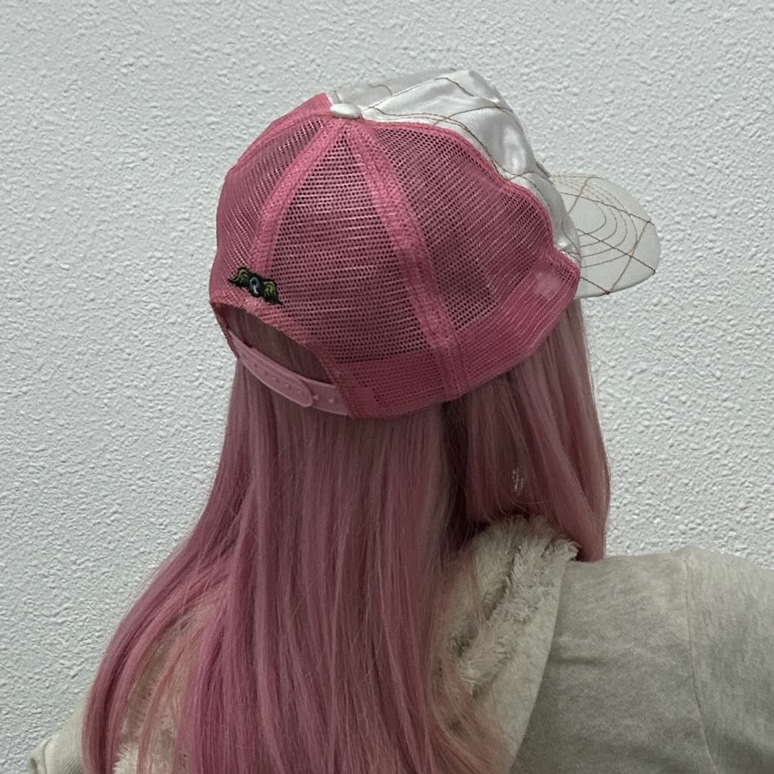 본더치 y2k 핑크 바비인형 화이트 새틴 볼캡 상품이미지3